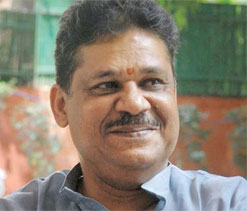 Azad calls BCCI`s WC meeting in Chennai `sham`
