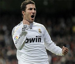 Arsenal & Juventus talks with Madrid at an advanced stage, says Higuain`s father