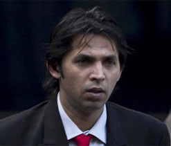 Mohammad Asif robbed at gun point in Lahore