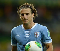 Forlan`s double sees off Fluminense
