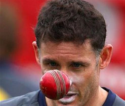 Michael Hussey advises Australian team to stay united