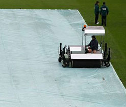 Rain delays start of play in fifth test