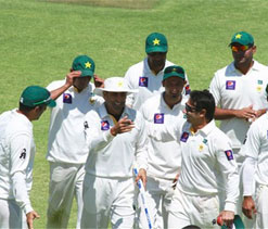 Zimbabwe stumble after century stand