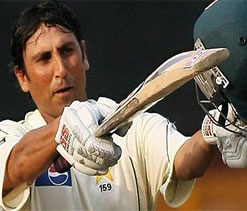 Younis Khan defies Zimbabwe bowlers