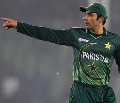 Moin Khan asks Misbah to change his approach to captaincy