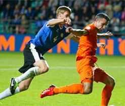 Van Persie penalty spares Dutch embarrassment