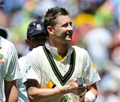 Clarke safe from boo boys as Australia eye sweep