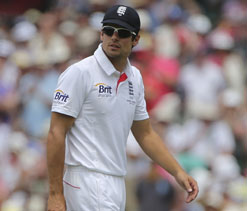 Gooch backs Cook to help rebuild England team