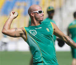 Herschelle Gibbs` signature seen on cricket bat used by Pistorius to break down toilet door
