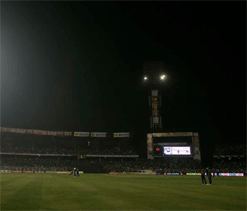 Floodlight failure disrupts England v South Africa