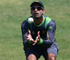 Dew factor in mind, Pakistan practice with wet balls