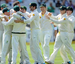 3rd Test, Day 3: Alviro Petersen smashes half century but Australia take key wickets