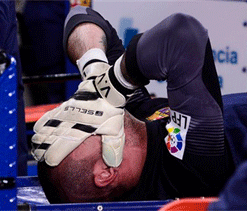 Martino dedicates derby win to injured Valdes