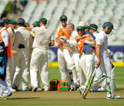 Wounded South Africa clinging to cricket throne