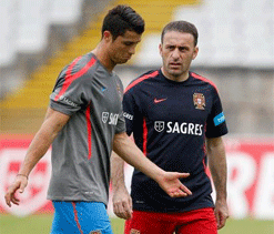 Portugal coach Bento extends contract