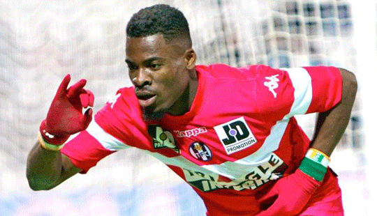 Wenger prepares for life after Sagna with Serge Aurier