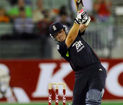 Bell backs Moores to learn England lessons