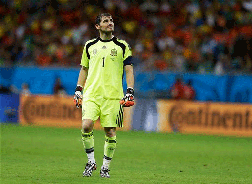 Casillas suffers as Dutch destroy Spanish Armada