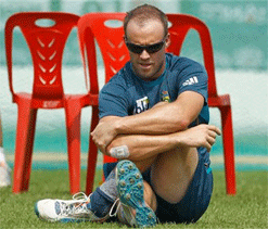 De Villiers, Amla vie for Test captaincy