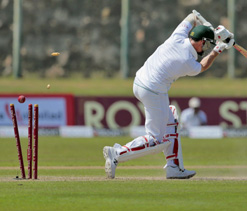 Sri Lanka 104-3 at lunch on day three