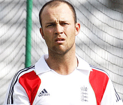 Jonathan Trott slams first century since illness break