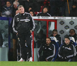 Hull will spend fee for Long on new striker, Bruce pledges 