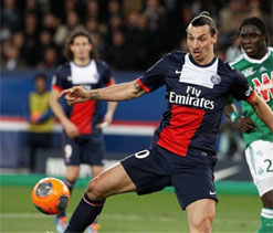 Zlatan Ibrahimovic off injured in PSG victory 